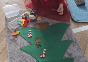 dziewczynka układa elementy na choince