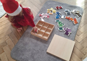 dziewczynka pracuje z kolorowymi tabliczkami