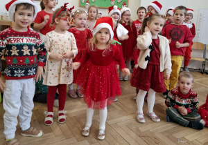 dzieci śpiewają piosenkę