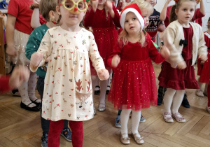 dzieci śpiewają piosenkę