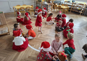 dzieci siedzą w małych kółeczkach