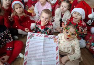 dzieci, słuchają listu od Mikołaja
