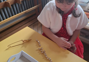 dziewczynka segreguje dzwoneczki