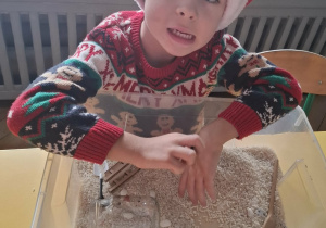 chłopiec pracuje z komodą sensoryczną
