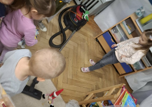 dzieci obserwują efekt psotów elfów - odkurzanie przez elfów