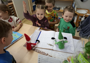 dzieci obserwują efekt psotów elfów - czytanie dziennika