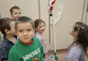 dzieci obserwują efekt psotów elfów - wspinaczka elfów