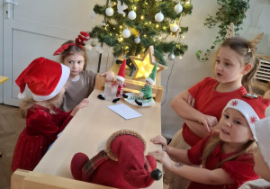 dzieci obserwują efekt psotów elfów