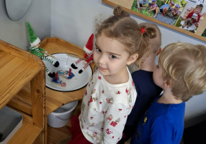 dzieci obserwują efekt psotów elfów - łowienie ryb