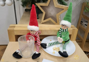 elfy przy liście od Mikołaja