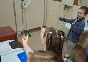 dzieci obserwują efekt psotów elfów - wspinaczka elfów