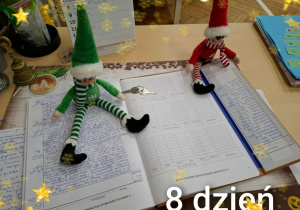 elfy siedzą na dzienniku