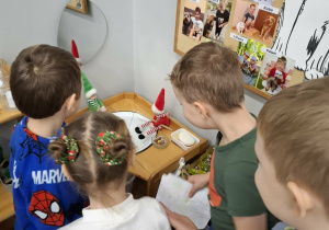 dzieci obserwują efekt psotów elfów - łowienie ryb