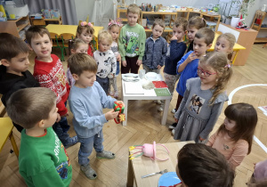 dzieci segregują elelmenty na stoły