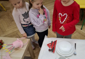 dziewczynki przyglądają się stolikowi wigilijnemu