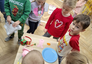 dzieci segregują elelmenty na stoły