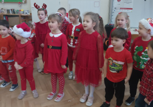 Dzieci stoją i śpiewają piosenkę.