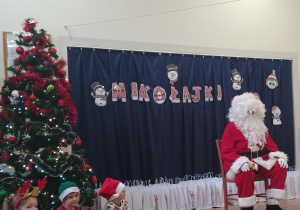 Mikołaj siedzi na środku sali.