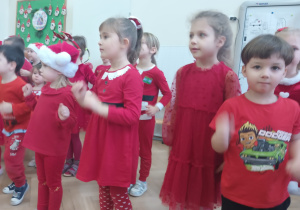 Dzieci śpiewają piosenkę.