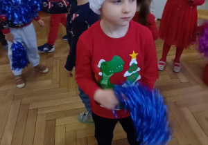 Dzieci tańczą z pomponami.