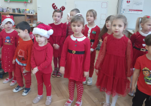 Dzieci śpiewają piosenkę.