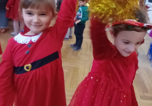 Dziewczynki tańczą z pomponami.