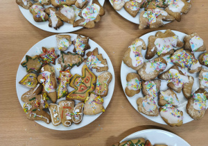 Na zdjęciu widzimy talerze z udekorowanymi pierniczkami.