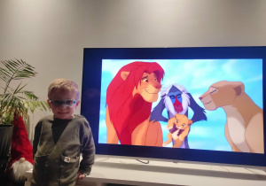 Na zdjęciu widzimy chłopca, który ogląda film.
