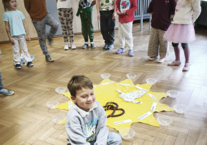 Aleks siedzi a dzieci śpiewają100 lat