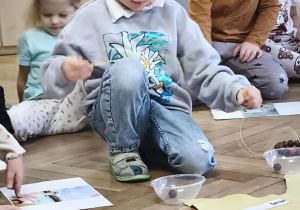 Chłopiec nawleka łańcuch życia