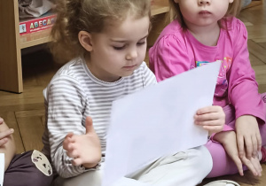 Dzieci oglądają zdjęcia Aleksa