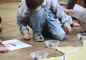 Chłopiec nawleka łańcuch życia