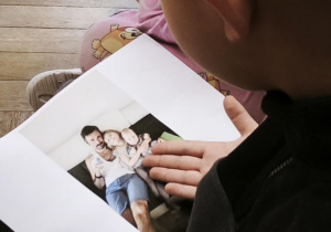 Dzieci oglądają zdjęcia Aleksa