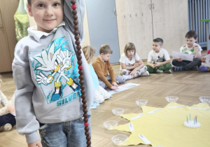 Chłokpiec trzyma łańcuch życia zrobiony z koali