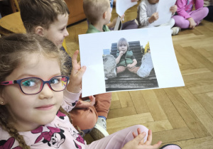 Dzieci oglądają zdjęcia Aleksa