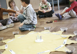 Chłopiec nawleka łańcuch życia