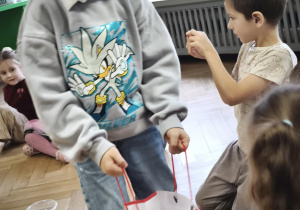 Aleks wręcza upominki kolegom