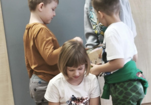 Aleks wręcza upominki kolegom