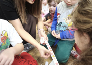 Dzieci wybierają sobie naklejki z emocjami
