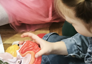 Dzieci oglądają model mózgu