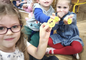 Dzieci wybierają sobie naklejki z emocjami