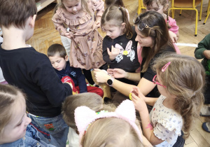 Dzieci wybierają sobie naklejki z emocjami