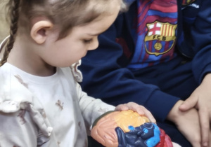 Dzieci oglądają model mózgu