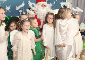 Spotkanie z Mikołajem, wręczanie upominków