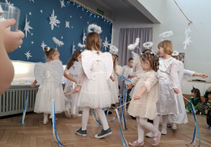 Taniec aniołków, dziewczynki ze wstążkami