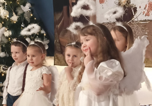 Dzieci występują w strojach aniołków . kolejno mówią swoje role