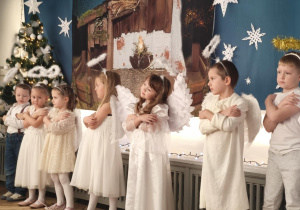 Dzieci występują w strojach aniołków . kolejno mówią swoje role