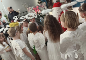 Spotkanie z Mikołajem, wręczanie upominków