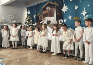 Dzieci występują w strojach aniołków . kolejno mówią swoje role