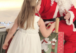 Spotkanie z Mikołajem, wręczanie upominków